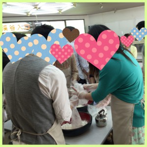 ほうとう作り中の男女ペア