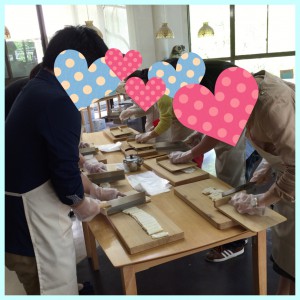 ほうとう作り体験中