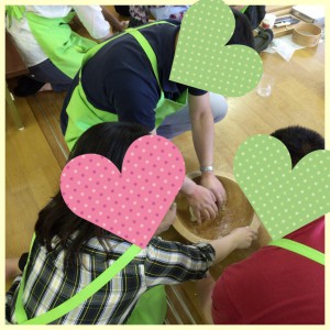 そば打ち体験中
