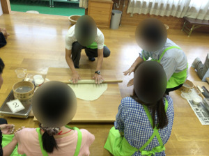 グループで生地をひろげる