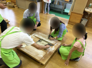 男女でそばを切る