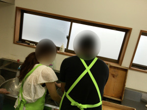 そばを分ける男女