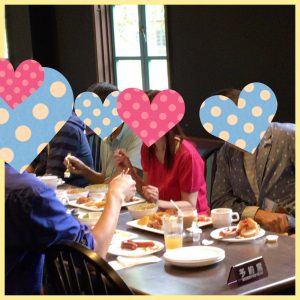 食事中の男女